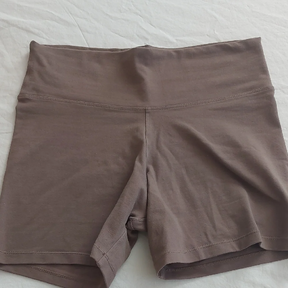 Indigo Luna Ananda Yoga Shorts Ash in Large - Picture 1 of 6